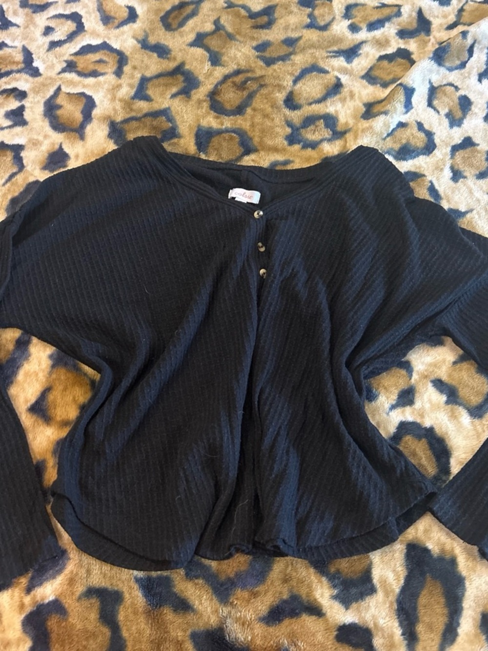 Colsie Black Ribbed Button-Front Long Sleeve Top